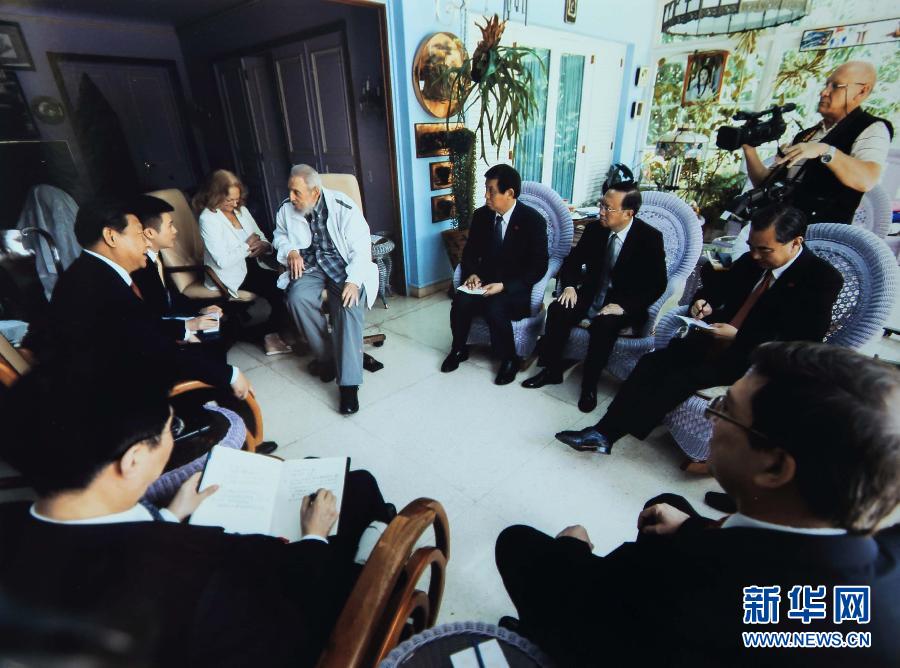 當?shù)貢r間7月22日，國家主席習近平在哈瓦那親切探望古巴革命領袖菲德爾·卡斯特羅。 新華社發(fā)