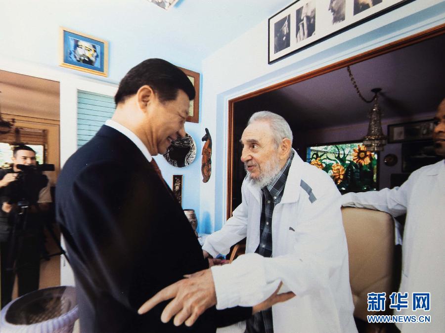 當?shù)貢r間7月22日，國家主席習近平在哈瓦那親切探望古巴革命領袖菲德爾·卡斯特羅。 新華社發(fā)