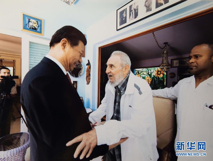 當?shù)貢r間7月22日，國家主席習近平在哈瓦那親切探望古巴革命領袖菲德爾·卡斯特羅。 新華社發(fā)