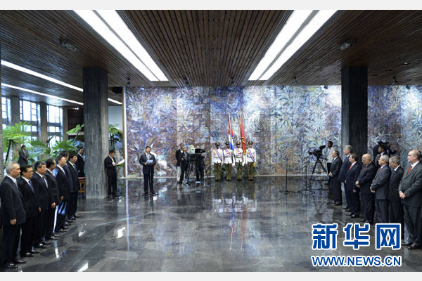 當(dāng)?shù)貢r間7月22日，國家主席習(xí)近平在哈瓦那接受古巴政府授予的“何塞·馬蒂”勛章。古巴國務(wù)委員會主席兼部長會議主席勞爾·卡斯特羅為習(xí)近平佩戴勛章。新華社記者馬占成攝