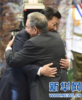 當(dāng)?shù)貢r間7月22日，國家主席習(xí)近平在哈瓦那接受古巴政府授予的“何塞·馬蒂”勛章。古巴國務(wù)委員會主席兼部長會議主席勞爾·卡斯特羅為習(xí)近平佩戴勛章。新華社記者馬占成攝