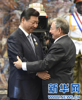 當(dāng)?shù)貢r間7月22日，國家主席習(xí)近平在哈瓦那接受古巴政府授予的“何塞·馬蒂”勛章。古巴國務(wù)委員會主席兼部長會議主席勞爾·卡斯特羅為習(xí)近平佩戴勛章。新華社記者馬占成攝