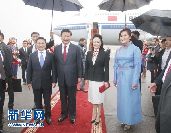 8月21日，國家主席習近平抵達烏蘭巴托，開始對蒙古國進行國事訪問。習近平和夫人彭麗媛在機場受到蒙古國總理阿勒坦呼亞格夫婦熱情迎接。新華社記者鞠鵬攝 