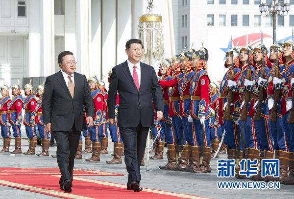 8月21日，國家主席習(xí)近平在烏蘭巴托同蒙古國總統(tǒng)額勒貝格道爾吉舉行會談。會談前，額勒貝格道爾吉在國家宮前廣場為習(xí)近平舉行隆重歡迎儀式。新華社記者 黃敬文 攝