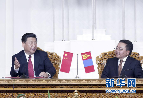 8月21日，國家主席習(xí)近平在烏蘭巴托同蒙古國總統(tǒng)額勒貝格道爾吉舉行會談。會談后，兩國元首共同會見記者。 新華社記者 鞠鵬 攝