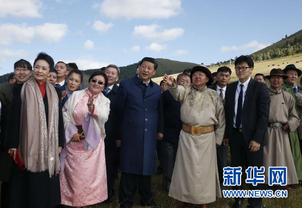 8月22日，國(guó)家主席習(xí)近平在蒙古國(guó)總統(tǒng)額勒貝格道爾吉陪同下前往烏蘭巴托市郊觀看那達(dá)慕。這是習(xí)近平和夫人彭麗媛同額勒貝格道爾吉夫婦觀看表演。新華社記者 鞠鵬 攝