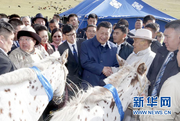 8月22日，國(guó)家主席習(xí)近平在蒙古國(guó)總統(tǒng)額勒貝格道爾吉陪同下前往烏蘭巴托市郊觀看那達(dá)慕。額勒貝格道爾吉向習(xí)近平夫婦贈(zèng)送兩匹蒙古馬。習(xí)近平為兩匹馬分別取名阿爾泰和克魯倫，寓意中蒙兩國(guó)山水相連、睦鄰友好。新華社記者 鞠鵬 攝