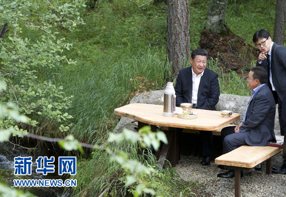 8月22日，國家主席習近平同蒙古國總統(tǒng)額勒貝格道爾吉在烏蘭巴托市郊的總統(tǒng)官邸再次會晤。這是習近平同額勒貝格道爾吉會晤后在溪畔飲茶。新華社記者 黃敬文 攝