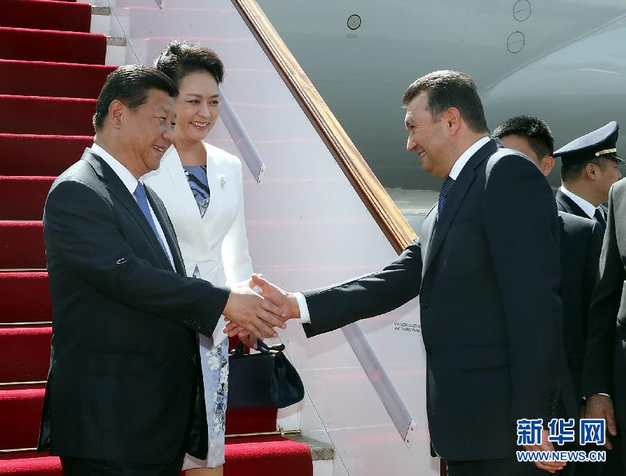9月11日，國(guó)家主席習(xí)近平抵達(dá)杜尚別，應(yīng)塔吉克斯坦總統(tǒng)拉赫蒙邀請(qǐng)，出席上海合作組織成員國(guó)元首理事會(huì)第十四次會(huì)議并對(duì)塔吉克斯坦進(jìn)行國(guó)事訪問(wèn)。習(xí)近平和夫人彭麗媛在機(jī)場(chǎng)受到塔吉克斯坦總理拉蘇爾佐達(dá)等熱情迎接。新華社記者 鞠鵬 攝 