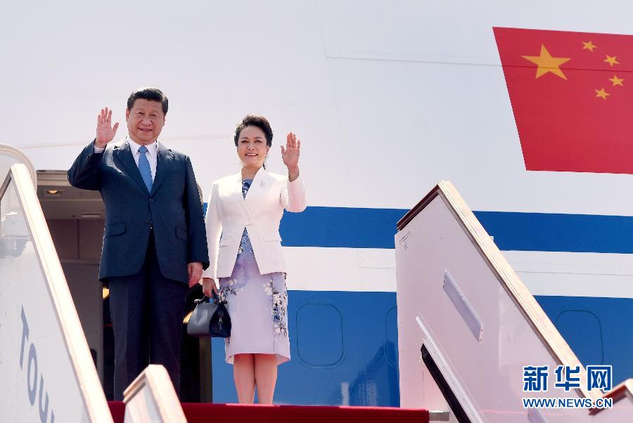 9月11日，中國(guó)國(guó)家主席習(xí)近平抵達(dá)杜尚別，應(yīng)塔吉克斯坦總統(tǒng)拉赫蒙邀請(qǐng)，出席上海合作組織成員國(guó)元首理事會(huì)第十四次會(huì)議并對(duì)塔吉克斯坦進(jìn)行國(guó)事訪問(wèn)。這是習(xí)近平和夫人彭麗媛走出機(jī)艙。新華社記者 馬占成 攝 
