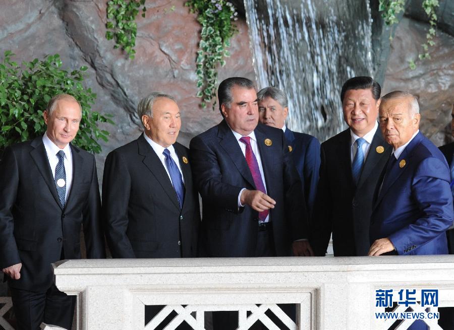 9月12日，上海合作組織成員國元首理事會第十四次會議在塔吉克斯坦首都杜尚別舉行。國家主席習近平出席會議并發(fā)表重要講話。這是習近平同其他成員國元首親切交談。新華社記者謝環(huán)馳攝 