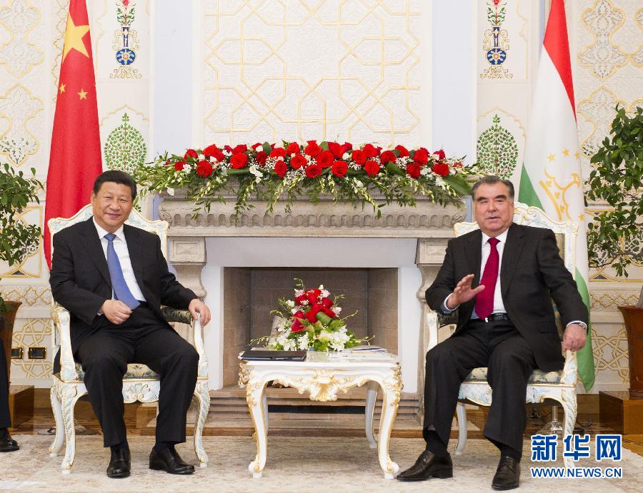 9月13日，國(guó)家主席習(xí)近平在杜尚別同塔吉克斯坦總統(tǒng)拉赫蒙舉行會(huì)談。 新華社記者黃敬文攝 