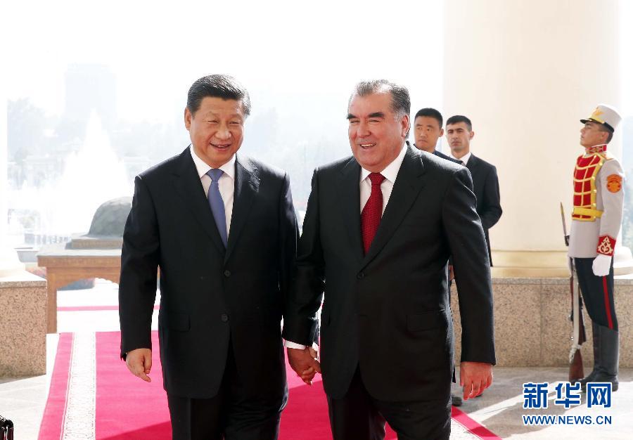 9月13日，國(guó)家主席習(xí)近平在杜尚別同塔吉克斯坦總統(tǒng)拉赫蒙舉行會(huì)談。 這是會(huì)談開(kāi)始前，兩國(guó)元首步入會(huì)談大廳。 新華社記者鞠鵬攝 