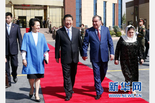 9月14日，國家主席習近平結(jié)束對塔吉克斯坦的國事訪問，乘坐專機離開杜尚別。拉赫蒙總統(tǒng)夫婦專程到機場為習近平和夫人彭麗媛送行。新華社記者 鞠鵬 攝 