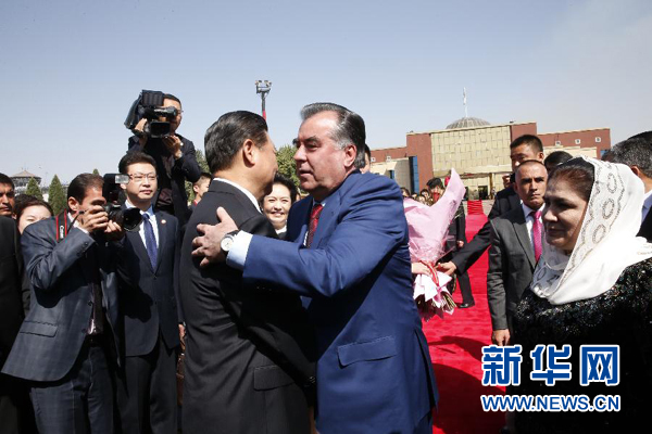 9月14日，國家主席習近平結(jié)束對塔吉克斯坦的國事訪問，乘坐專機離開杜尚別。拉赫蒙總統(tǒng)夫婦專程到機場為習近平和夫人彭麗媛送行。新華社記者 鞠鵬 攝 