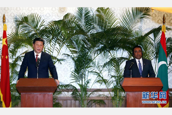 9月15日，國家主席習近平在馬累與馬爾代夫總統(tǒng)亞明共同會見記者。 新華社記者 鞠鵬 攝