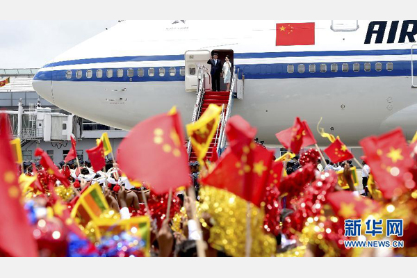 9月16日，國家主席習(xí)近平抵達(dá)科倫坡，開始對斯里蘭卡進(jìn)行國事訪問。這是習(xí)近平和夫人彭麗媛向歡迎群眾揮手致意。 新華社記者馬占成攝 