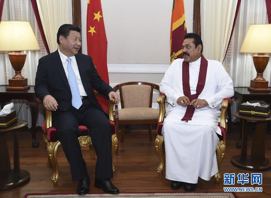 9月16日，國(guó)家主席習(xí)近平在科倫坡同斯里蘭卡總統(tǒng)拉賈帕克薩舉行會(huì)談。 新華社記者馬占成攝 