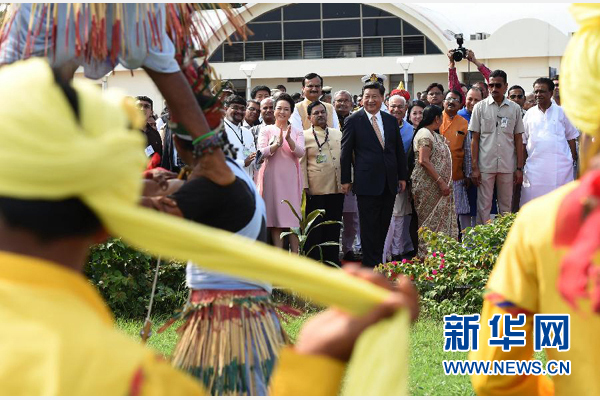 9月17日，國家主席習(xí)近平抵達(dá)古吉拉特邦艾哈邁達(dá)巴德市，開始對印度進(jìn)行國事訪問。這是印度青年跳起古吉拉特邦傳統(tǒng)舞蹈，歡迎習(xí)近平和夫人彭麗媛。新華社記者 馬占成 攝