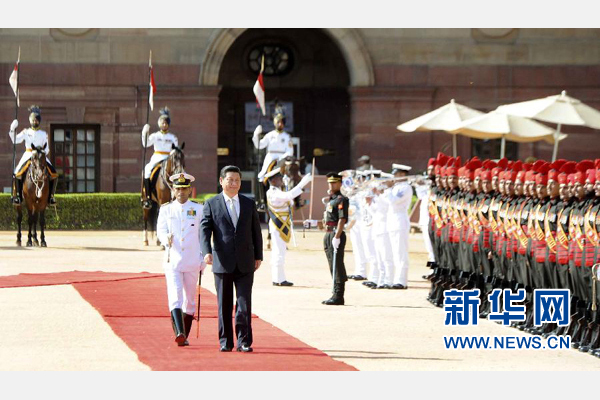 9月18日，國家主席習(xí)近平出席印度總統(tǒng)慕克吉在總統(tǒng)府舉行的隆重歡迎儀式。 新華社記者 張鐸 攝