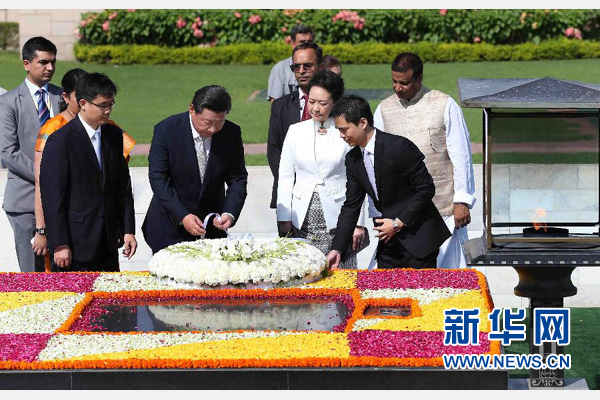 9月18日，國家主席習(xí)近平和夫人彭麗媛在新德里向甘地墓敬獻花圈。 新華社記者 龐興雷 攝