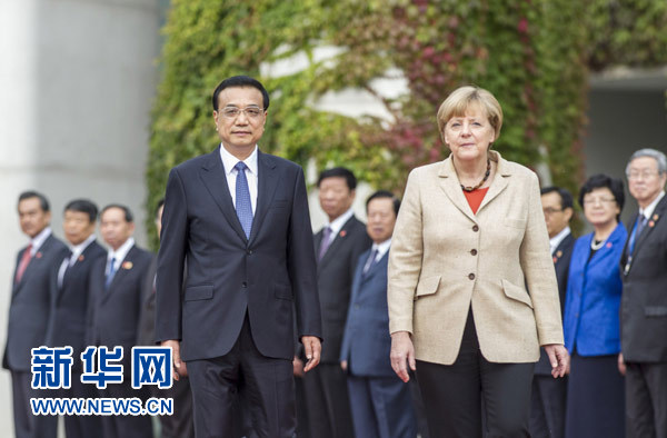 10月10日，德國總理默克爾在柏林總理府前廣場舉行隆重儀式，歡迎國務(wù)院總理李克強對德國進(jìn)行正式訪問。 新華社記者 謝環(huán)馳 攝 