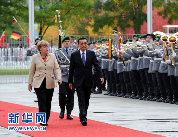 10月10日，德國總理默克爾在柏林總理府前廣場舉行隆重儀式，歡迎中國國務(wù)院總理李克強對德國進(jìn)行正式訪問。 新華社記者 饒愛民 攝 