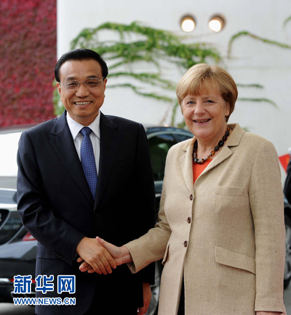 10月10日，德國總理默克爾在柏林總理府前廣場舉行隆重儀式，歡迎中國國務(wù)院總理李克強對德國進(jìn)行正式訪問。 新華社記者 饒愛民 攝 