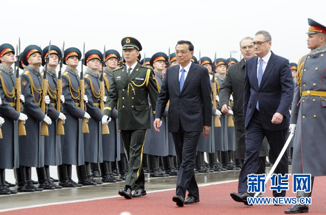 10月12日，中國國務(wù)院總理李克強乘專機抵達莫斯科，開始對俄羅斯進行正式訪問并舉行中俄總理第十九次定期會晤。俄方在機場舉行隆重儀式，歡迎李克強總理。新華社記者 張鐸 攝