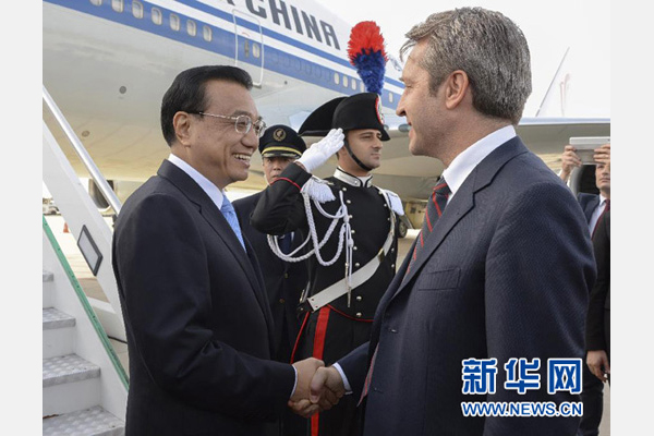10月14日，國務(wù)院總理李克強(qiáng)乘專機(jī)抵達(dá)羅馬，開始對(duì)意大利進(jìn)行正式訪問，意大利政府高級(jí)官員到機(jī)場迎接。 新華社記者李學(xué)仁攝