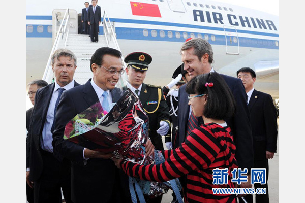 10月14日，國務(wù)院總理李克強(qiáng)乘專機(jī)抵達(dá)羅馬，開始對(duì)意大利進(jìn)行正式訪問。新華社記者 饒愛民 攝