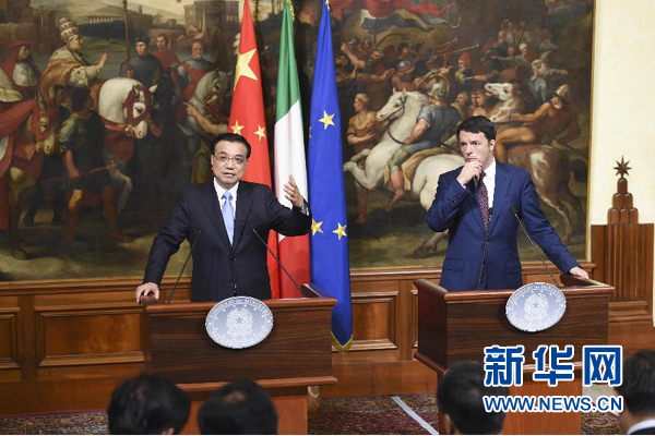 10月14日，國(guó)務(wù)院總理李克強(qiáng)在羅馬與意大利總理倫齊舉行會(huì)談后共同會(huì)見記者。 新華社記者 李學(xué)仁 攝