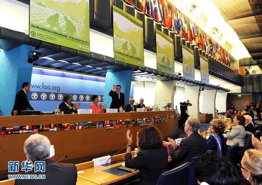 10月15日，中國國務(wù)院總理李克強在格拉齊亞諾總干事的陪同下在位于羅馬的聯(lián)合國糧農(nóng)組織總部發(fā)表演講。 新華社記者 饒愛民 攝 