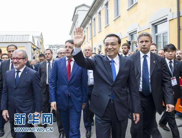 10月16日，中國國務(wù)院總理李克強(qiáng)在米蘭與意大利總理倫齊共同出席第五屆中意創(chuàng)新合作周大會并致辭。這是李克強(qiáng)抵達(dá)位于米蘭理工大學(xué)的會場。新華社記者王曄攝