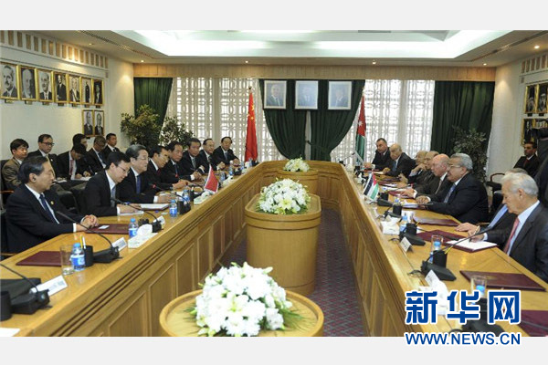 11月9日，正在約旦進行正式友好訪問的全國政協(xié)主席俞正聲在安曼與約旦參議長拉瓦比德進行會談。 新華社記者 張鐸 攝 