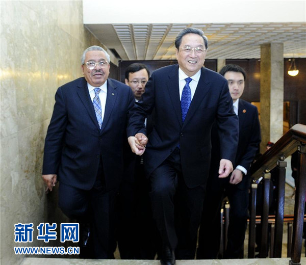 11月9日，正在約旦進行正式友好訪問的全國政協(xié)主席俞正聲在安曼與約旦參議長拉瓦比德進行會談。這是會談前，俞正聲與拉瓦比德攜手步入會場。新華社記者 張鐸 攝 