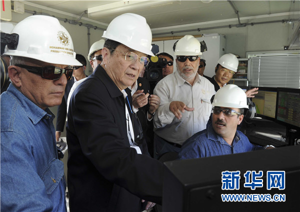 11月8日，正在約旦進行正式友好訪問的全國政協(xié)主席俞正聲在安曼參觀阿拉伯鉀肥公司。這是俞正聲在采鹽船上仔細(xì)詢問開采情況。 新華社記者 張鐸 攝