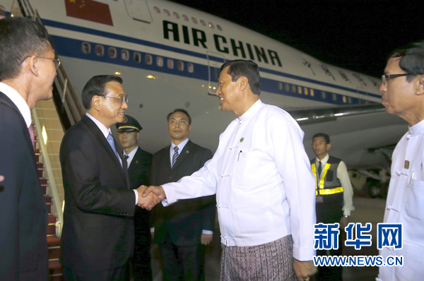 這是李克強(qiáng)在機(jī)場(chǎng)受到緬甸政府高級(jí)官員熱情迎接。新華社記者鞠鵬攝