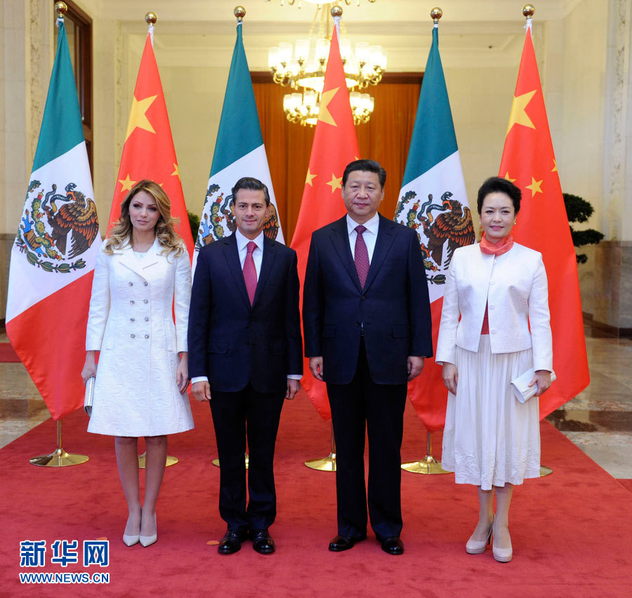 11月13日，國(guó)家主席習(xí)近平在北京人民大會(huì)堂北大廳舉行儀式，歡迎墨西哥總統(tǒng)培尼亞對(duì)中國(guó)進(jìn)行國(guó)事訪問(wèn)。這是習(xí)近平和夫人彭麗媛同培尼亞夫婦合影。 新華社記者 張鐸 攝