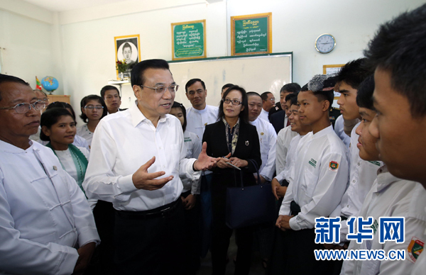 11月14日，國務院總理李克強來到內(nèi)比都第十四中學同緬甸青少年交流。 新華社記者鞠鵬 攝 