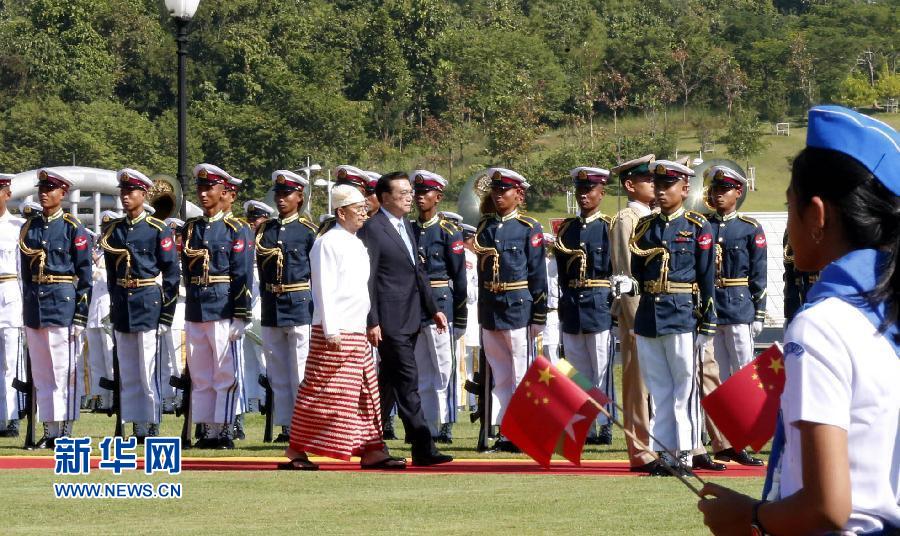 11月14日，中國(guó)國(guó)務(wù)院總理李克強(qiáng)在內(nèi)比都同緬甸總統(tǒng)吳登盛舉行會(huì)談。這是會(huì)談前，吳登盛在緬甸總統(tǒng)府前廣場(chǎng)為李克強(qiáng)舉行隆重的歡迎儀式。新華社記者 鞠鵬 攝