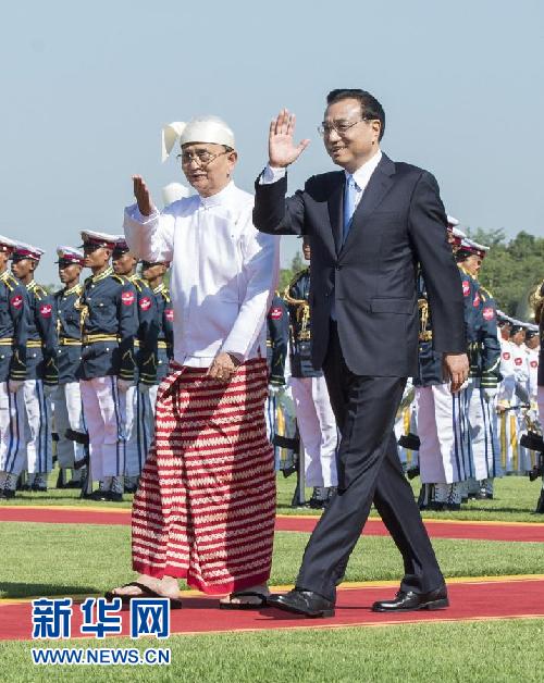 11月14日，中國(guó)國(guó)務(wù)院總理李克強(qiáng)在內(nèi)比都同緬甸總統(tǒng)吳登盛舉行會(huì)談。這是會(huì)談前，吳登盛在緬甸總統(tǒng)府前廣場(chǎng)為李克強(qiáng)舉行隆重的歡迎儀式。新華社記者 王曄 攝