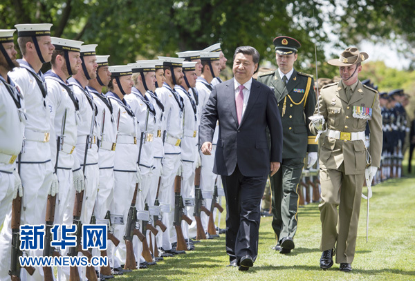 11月17日，中國(guó)國(guó)家主席習(xí)近平在堪培拉會(huì)見(jiàn)澳大利亞總督科斯格羅夫。會(huì)見(jiàn)前，科斯格羅夫在總督府草坪為習(xí)近平舉行隆重歡迎儀式。新華社記者謝環(huán)馳 攝 