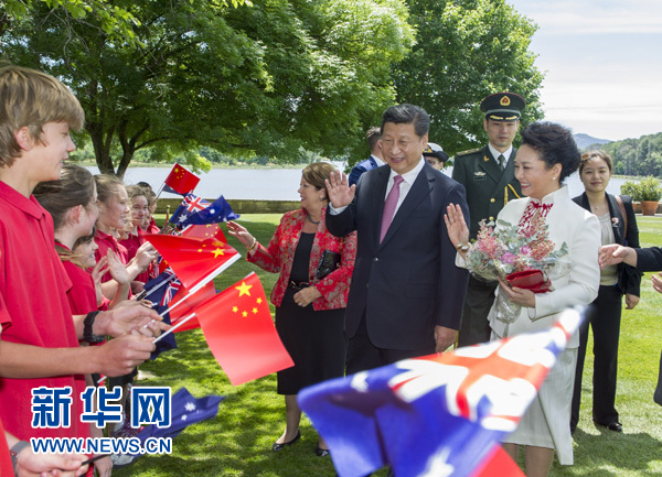 11月17日，中國(guó)國(guó)家主席習(xí)近平在堪培拉會(huì)見(jiàn)澳大利亞總督科斯格羅夫。會(huì)見(jiàn)前，科斯格羅夫在總督府草坪為習(xí)近平舉行隆重歡迎儀式。習(xí)近平和夫人彭麗媛抵達(dá)時(shí)，受到科斯格羅夫總督夫婦熱情迎接。新華社記者謝環(huán)馳 攝 