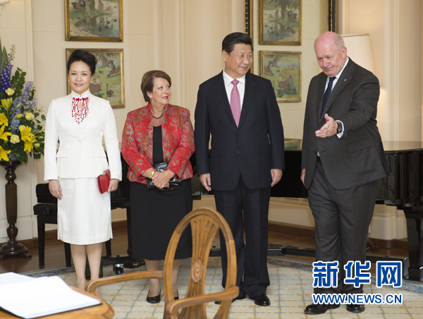 11月17日，中國(guó)國(guó)家主席習(xí)近平在堪培拉會(huì)見(jiàn)澳大利亞總督科斯格羅夫。會(huì)見(jiàn)前，科斯格羅夫在總督府草坪為習(xí)近平舉行隆重歡迎儀式。習(xí)近平和夫人彭麗媛抵達(dá)時(shí)，受到科斯格羅夫總督夫婦熱情迎接。新華社記者黃敬文 攝 