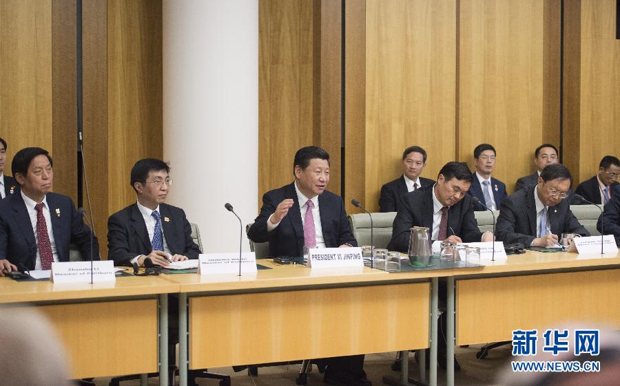 11月17日，國家主席習近平在堪培拉和澳大利亞總理阿博特共同出席第四屆中澳工商界首席執(zhí)行官圓桌會。這次會議是由澳大利亞企業(yè)領袖理事會和中國國家開發(fā)銀行共同組織承辦的。新華社記者 謝環(huán)馳 攝 