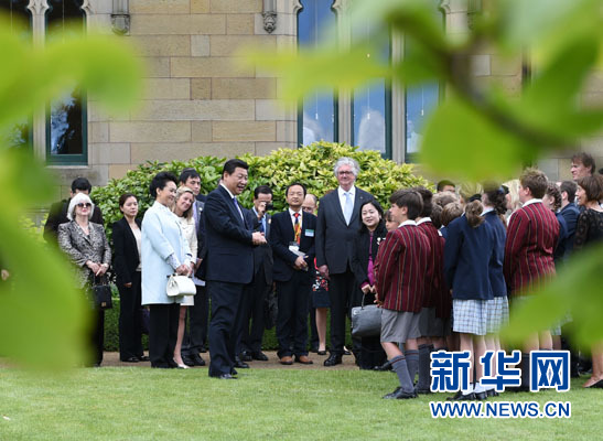 11月18日，國家主席習(xí)近平在澳大利亞塔斯馬尼亞州與朗塞斯頓市斯科奇－歐克伯恩小學(xué)的小學(xué)生共同植樹。新華社記者 馬占成 攝