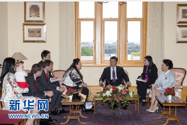 11月18日，國家主席習(xí)近平在澳大利亞塔斯馬尼亞州參觀訪問。這是習(xí)近平看望已故塔斯馬尼亞州前州長(zhǎng)培根的家人。新華社記者 丁林 攝