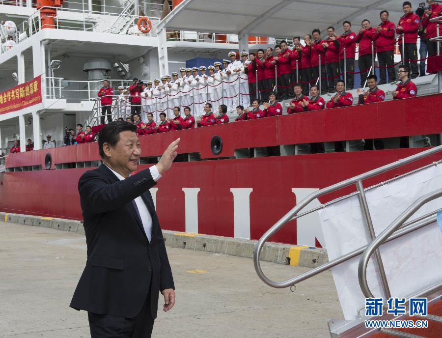 11月18日，正在澳大利亞塔斯馬尼亞州首府霍巴特訪問(wèn)的中國(guó)國(guó)家主席習(xí)近平在澳大利亞總理阿博特陪同下參觀南極科考項(xiàng)目并慰問(wèn)兩國(guó)科考人員。這是習(xí)近平在霍巴特港看望正在這里補(bǔ)給的“雪龍”號(hào)全體科考人員。新華社記者李學(xué)仁攝 