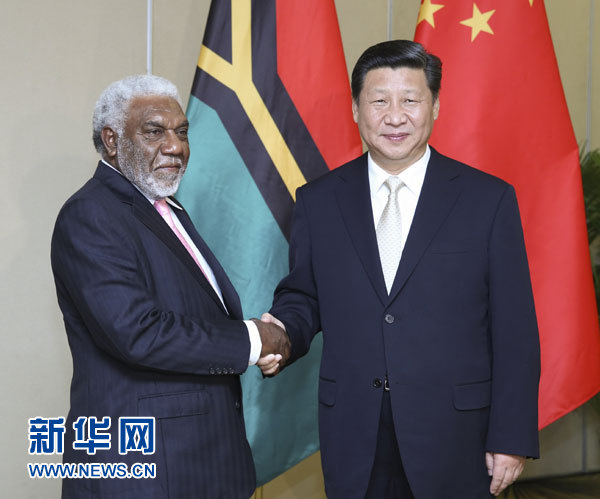 11月22日，中國國家主席習(xí)近平在斐濟楠迪會見瓦努阿圖總理納圖曼。 新華社記者姚大偉攝 